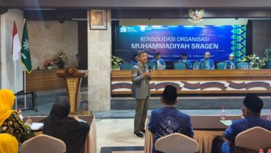 Manager Eksekutif PWM Jawa Tengah Ikhwanushoffa menyampaikan materi dalam Konsolidasi Organisasi Muhammadiyah Sragen di Tawangmangu