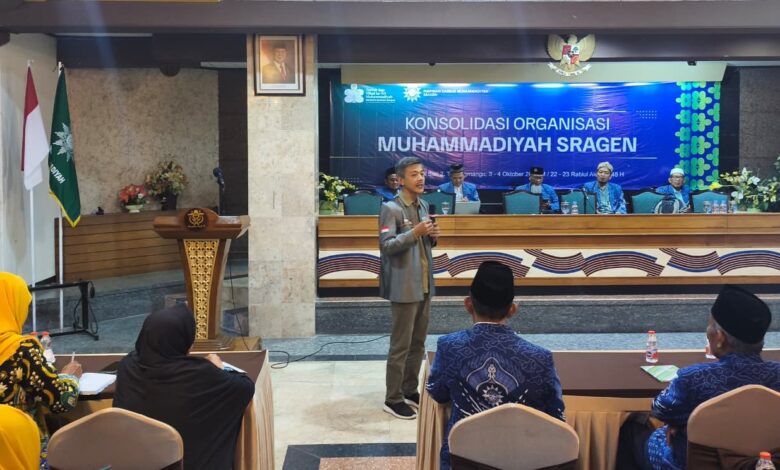 Manager Eksekutif PWM Jawa Tengah Ikhwanushoffa menyampaikan materi dalam Konsolidasi Organisasi Muhammadiyah Sragen di Tawangmangu