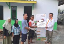 Penyerahan bantuan Benah Rumah Lazismu Kota Magelang senilai Rp2 juta kepada keluarga Ristanto di Cacaban Magelang