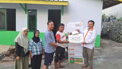 Penyerahan bantuan Benah Rumah Lazismu Kota Magelang senilai Rp2 juta kepada keluarga Ristanto di Cacaban Magelang