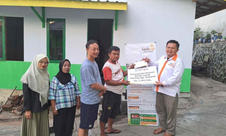 Penyerahan bantuan Benah Rumah Lazismu Kota Magelang senilai Rp2 juta kepada keluarga Ristanto di Cacaban Magelang