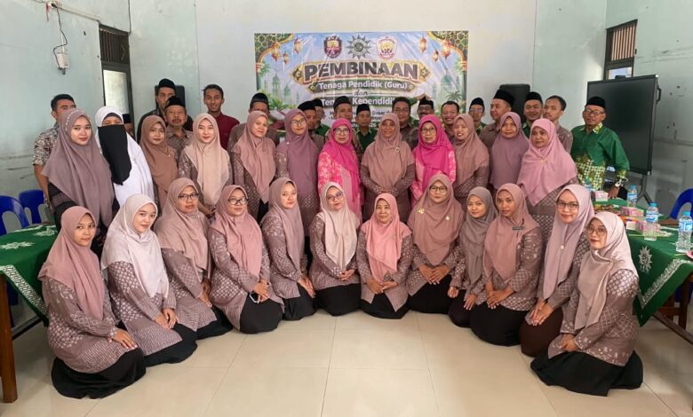 Foto bersama jajaran pengurus Dikdasmen dan peserta pembinaan guru SD Muhammadiyah Kriyan serta SMPM 5 Kalinyamatan Jepara.