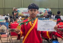 Muhammad Alfin siswa SMP Muhammadiyah 4 Kranggan memegang medali emas dan sertifikat Juara 1 Temanggung Pencak Silat Open Championship 2026.