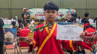Muhammad Alfin siswa SMP Muhammadiyah 4 Kranggan memegang medali emas dan sertifikat Juara 1 Temanggung Pencak Silat Open Championship 2026.