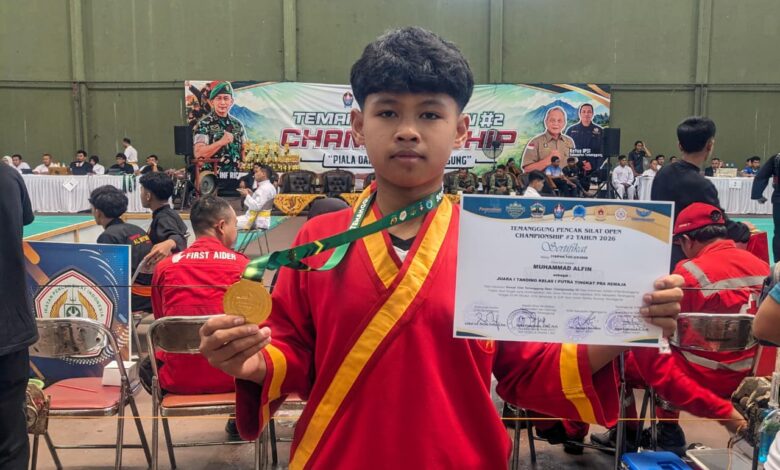 Muhammad Alfin siswa SMP Muhammadiyah 4 Kranggan memegang medali emas dan sertifikat Juara 1 Temanggung Pencak Silat Open Championship 2026.