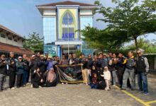 Anggota BikersMu Temanggung berfoto bersama membentangkan bendera komunitas sebelum melepas touring dakwah di Gedung PDM Temanggung.