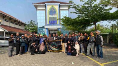 Anggota BikersMu Temanggung berfoto bersama membentangkan bendera komunitas sebelum melepas touring dakwah di Gedung PDM Temanggung.