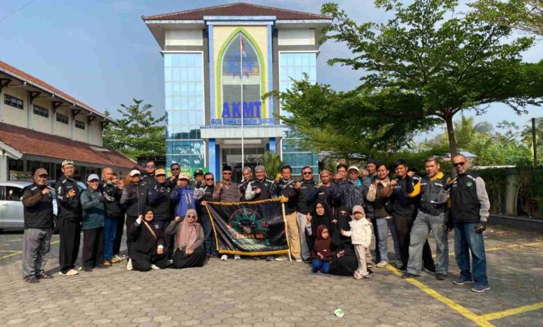Anggota BikersMu Temanggung berfoto bersama membentangkan bendera komunitas sebelum melepas touring dakwah di Gedung PDM Temanggung.
