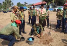 Aksi penanaman bibit pohon oleh pimpinan dan anggota kepanduan dalam acara Jambore Hizbul Wathan Purworejo di Lapangan Desa Golok.