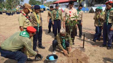 Aksi penanaman bibit pohon oleh pimpinan dan anggota kepanduan dalam acara Jambore Hizbul Wathan Purworejo di Lapangan Desa Golok.