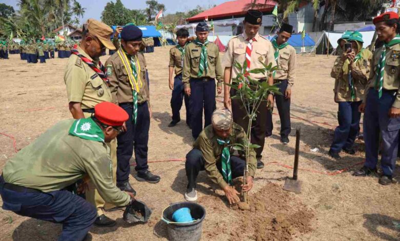 Aksi penanaman bibit pohon oleh pimpinan dan anggota kepanduan dalam acara Jambore Hizbul Wathan Purworejo di Lapangan Desa Golok.