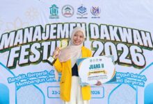 Mahasiswa UMKU Nabila Fathimatuz Zahro memegang piala dan sertifikat Juara II Lomba Karya Tulis Ilmiah Manajemen Dakwah Festival 2026.