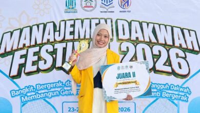 Mahasiswa UMKU Nabila Fathimatuz Zahro memegang piala dan sertifikat Juara II Lomba Karya Tulis Ilmiah Manajemen Dakwah Festival 2026.