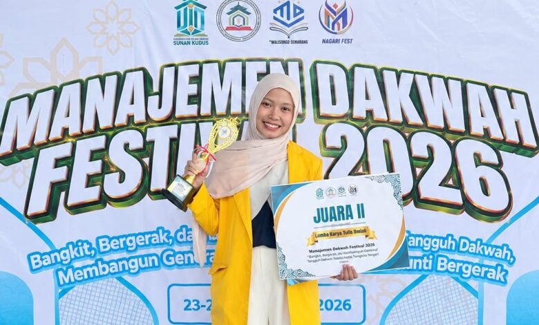 Mahasiswa UMKU Nabila Fathimatuz Zahro memegang piala dan sertifikat Juara II Lomba Karya Tulis Ilmiah Manajemen Dakwah Festival 2026.