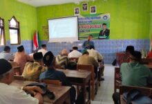 Pemateri memberikan pembekalan manasik haji Boyolali KBIH Al Kautsar Muhammadiyah di depan puluhan jemaah di MAN 4 Boyolali.