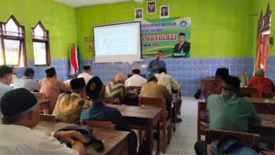 Pemateri memberikan pembekalan manasik haji Boyolali KBIH Al Kautsar Muhammadiyah di depan puluhan jemaah di MAN 4 Boyolali.