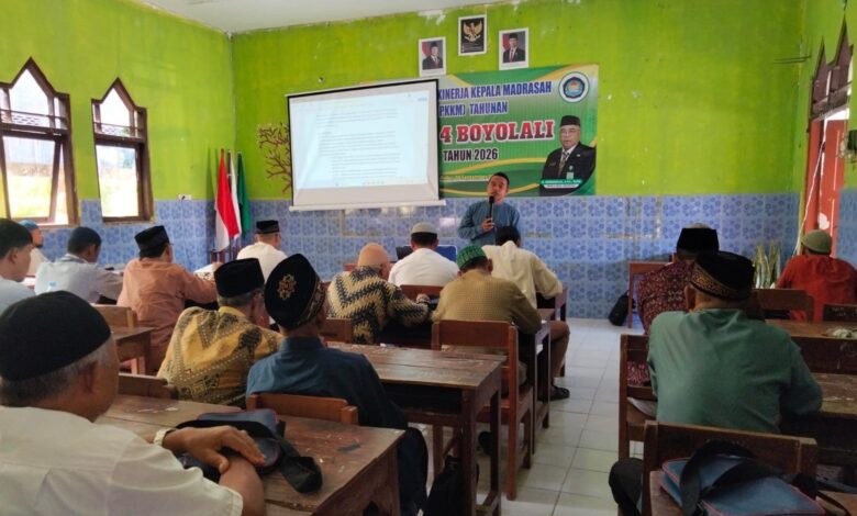 Pemateri memberikan pembekalan manasik haji Boyolali KBIH Al Kautsar Muhammadiyah di depan puluhan jemaah di MAN 4 Boyolali.