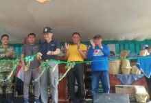 Camat Dayeuhluhur Eman Suherman memotong pita dalam peresmian CFD Dayeuhluhur Cilacap disaksikan jajaran pejabat dan panitia.