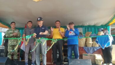 Camat Dayeuhluhur Eman Suherman memotong pita dalam peresmian CFD Dayeuhluhur Cilacap disaksikan jajaran pejabat dan panitia.
