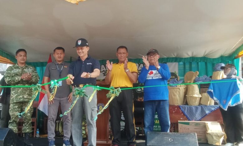 Camat Dayeuhluhur Eman Suherman memotong pita dalam peresmian CFD Dayeuhluhur Cilacap disaksikan jajaran pejabat dan panitia.