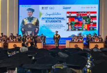 Rektor UMP Prof Dr Jebul Suroso memberikan sambutan pada Wisuda UMP ke-79 dengan latar layar ucapan selamat kepada mahasiswa internasional.