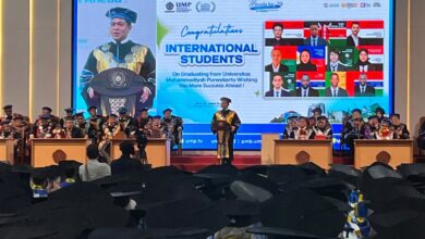 Rektor UMP Prof Dr Jebul Suroso memberikan sambutan pada Wisuda UMP ke-79 dengan latar layar ucapan selamat kepada mahasiswa internasional.