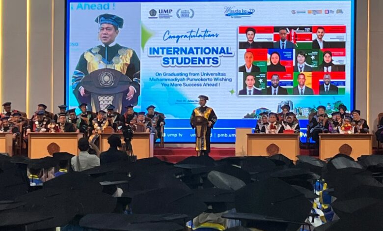Rektor UMP Prof Dr Jebul Suroso memberikan sambutan pada Wisuda UMP ke-79 dengan latar layar ucapan selamat kepada mahasiswa internasional.