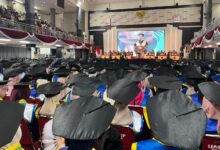 Wisudawan Universitas Muhammadiyah Purwokerto mengikuti prosesi Wisuda UMP dalam gedung aula kampus.