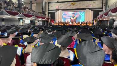 Wisudawan Universitas Muhammadiyah Purwokerto mengikuti prosesi Wisuda UMP dalam gedung aula kampus.