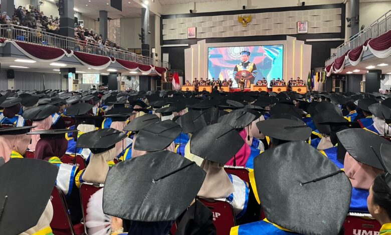 Wisudawan Universitas Muhammadiyah Purwokerto mengikuti prosesi Wisuda UMP dalam gedung aula kampus.