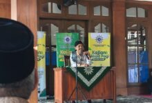 Ikhwanushoffa menyampaikan tausiyah di Mimbar Kajian Ahad Pagi PCM Kalijambe Sragen