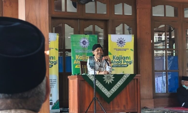 Ikhwanushoffa menyampaikan tausiyah di Mimbar Kajian Ahad Pagi PCM Kalijambe Sragen