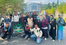 Rombongan Pemuda Muhammadiyah dan BikersMu Kebumen foto bersama membawa spanduk komunitas sebelum berangkat touring religi.