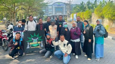 Rombongan Pemuda Muhammadiyah dan BikersMu Kebumen foto bersama membawa spanduk komunitas sebelum berangkat touring religi.