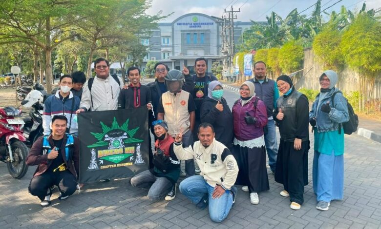 Rombongan Pemuda Muhammadiyah dan BikersMu Kebumen foto bersama membawa spanduk komunitas sebelum berangkat touring religi.