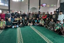 Peserta Sarasehan BikersMu Temanggung dan Wonosobo foto bersama di dalam Masjid Al-Ikhlas PCM Kejajar Wonosobo.