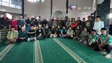 Peserta Sarasehan BikersMu Temanggung dan Wonosobo foto bersama di dalam Masjid Al-Ikhlas PCM Kejajar Wonosobo.