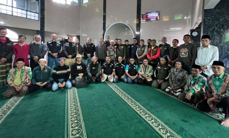 Peserta Sarasehan BikersMu Temanggung dan Wonosobo foto bersama di dalam Masjid Al-Ikhlas PCM Kejajar Wonosobo.