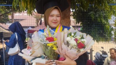 Ajeng Bai'ah Nunif wisudawati peraih Beasiswa PSDK UMP memegang buket bunga usai kelulusan