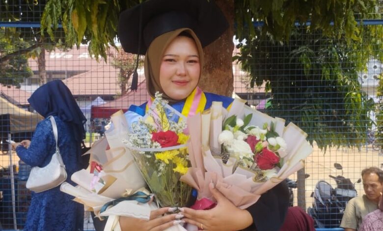 Ajeng Bai'ah Nunif wisudawati peraih Beasiswa PSDK UMP memegang buket bunga usai kelulusan