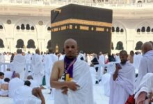 Dwi Jatmiko berfoto mengenakan pakaian ihram di depan Ka'bah saat menunaikan ibadah umrah di Makkah.