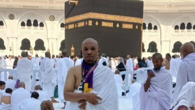 Dwi Jatmiko berfoto mengenakan pakaian ihram di depan Ka'bah saat menunaikan ibadah umrah di Makkah.
