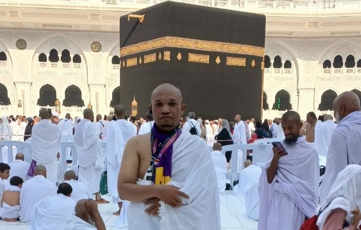 Dwi Jatmiko berfoto mengenakan pakaian ihram di depan Ka'bah saat menunaikan ibadah umrah di Makkah.
