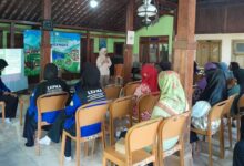 Pemaparan program Smart Village oleh mahasiswa UMS di hadapan warga Kampung Batik Laweyan.