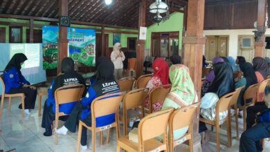 Pemaparan program Smart Village oleh mahasiswa UMS di hadapan warga Kampung Batik Laweyan.
