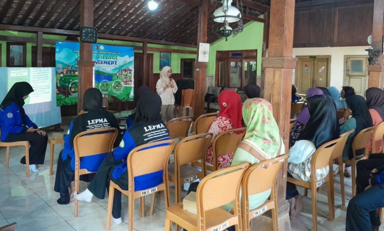 Pemaparan program Smart Village oleh mahasiswa UMS di hadapan warga Kampung Batik Laweyan.