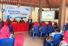 Mahasiswa PPG UMS sosialisasi pembuatan sabun cuci piring alami dari bunga telang dan sereh bersama ibu PKK Karangmojo Sukoharjo