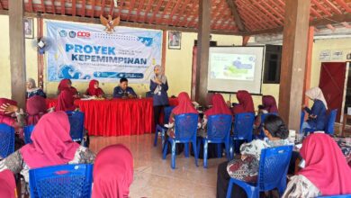 Mahasiswa PPG UMS sosialisasi pembuatan sabun cuci piring alami dari bunga telang dan sereh bersama ibu PKK Karangmojo Sukoharjo