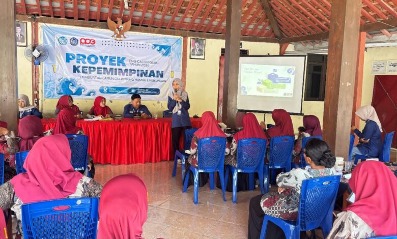 Mahasiswa PPG UMS sosialisasi pembuatan sabun cuci piring alami dari bunga telang dan sereh bersama ibu PKK Karangmojo Sukoharjo