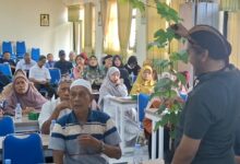 Praktisi mengenakan blangkon sedang memperlihatkan tanaman anggur di depan peserta Bimtek Budidaya Anggur JATAM Muntilan Magelang.